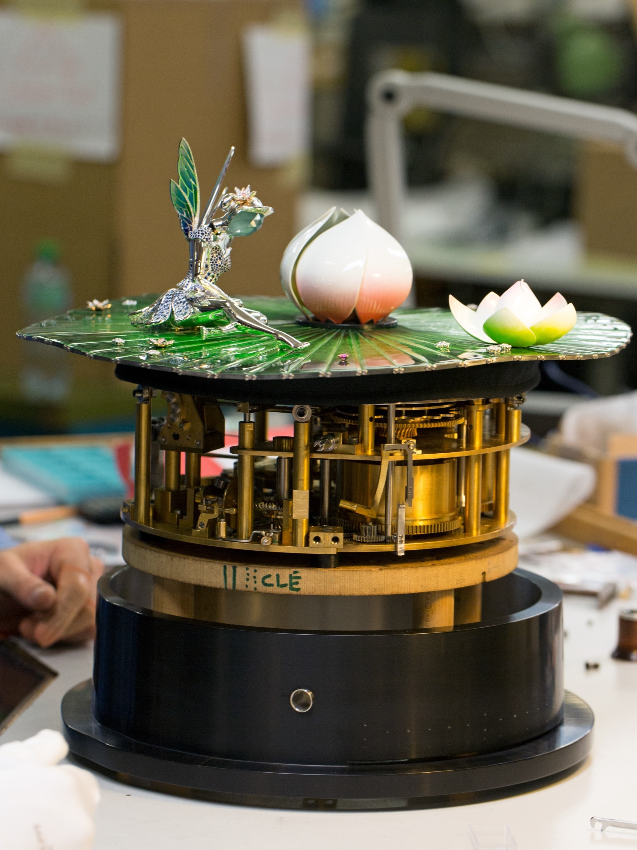 Positioning of the top on the cabinet. Fée Ondine automaton, Van Cleef & Arpels.