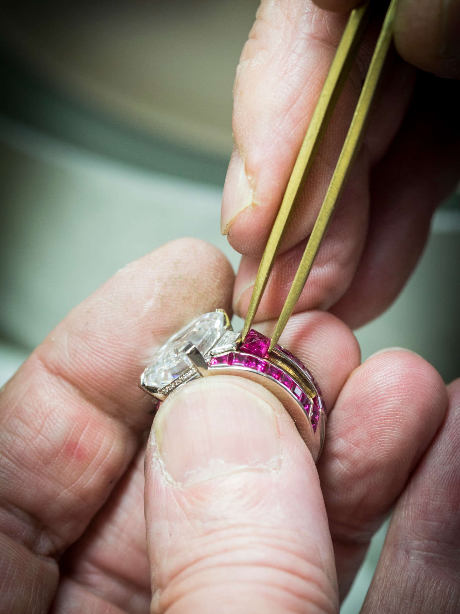 Mystery Set work, inserting the stone into the rail, Adela ring, Pierres de Caractère collection, Van Cleef & Arpels