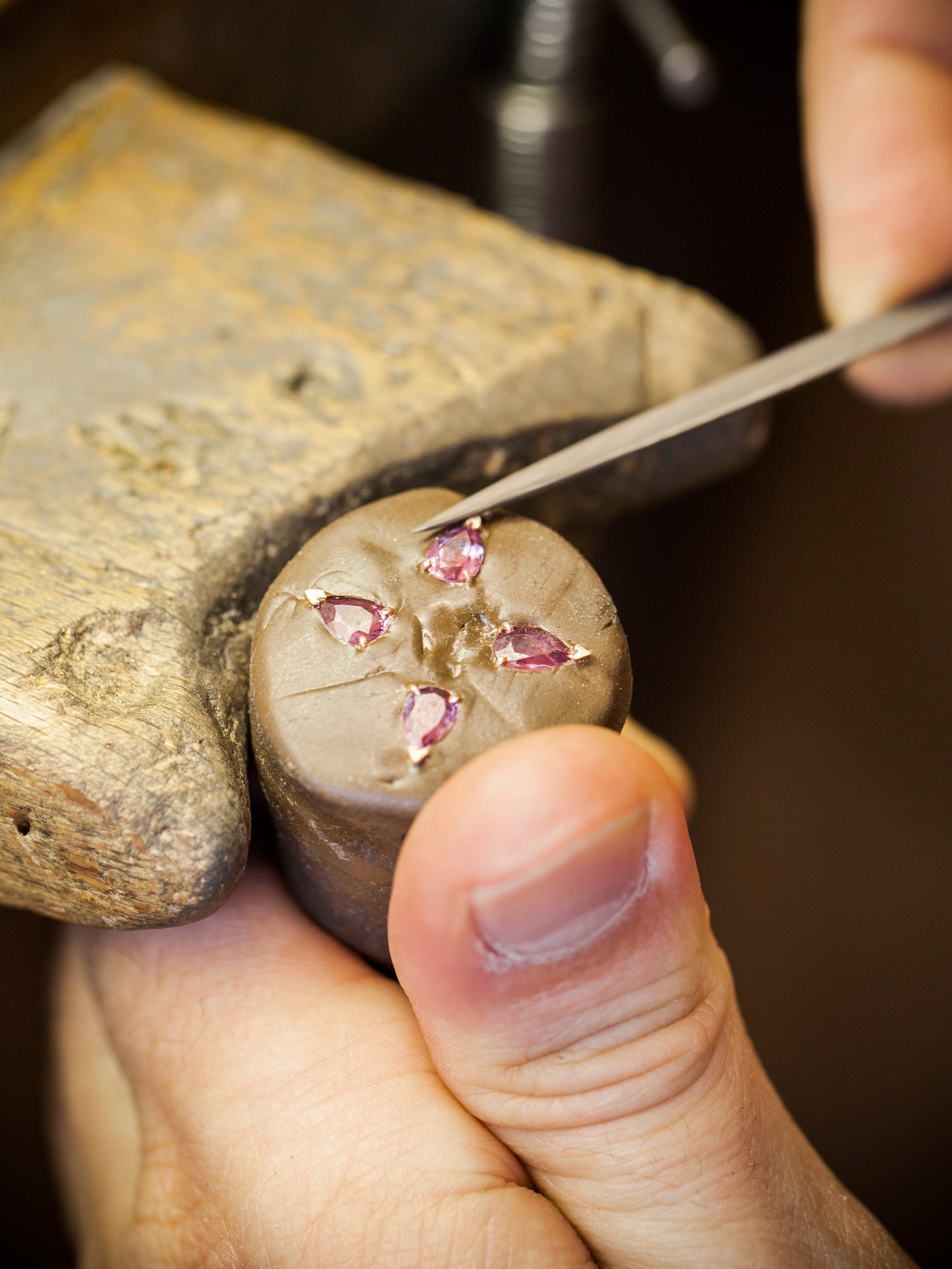 Rose crescendo transformable necklace. 18K white gold, 18K rose gold, mauve and pink sapphires, diamonds. Private collection.