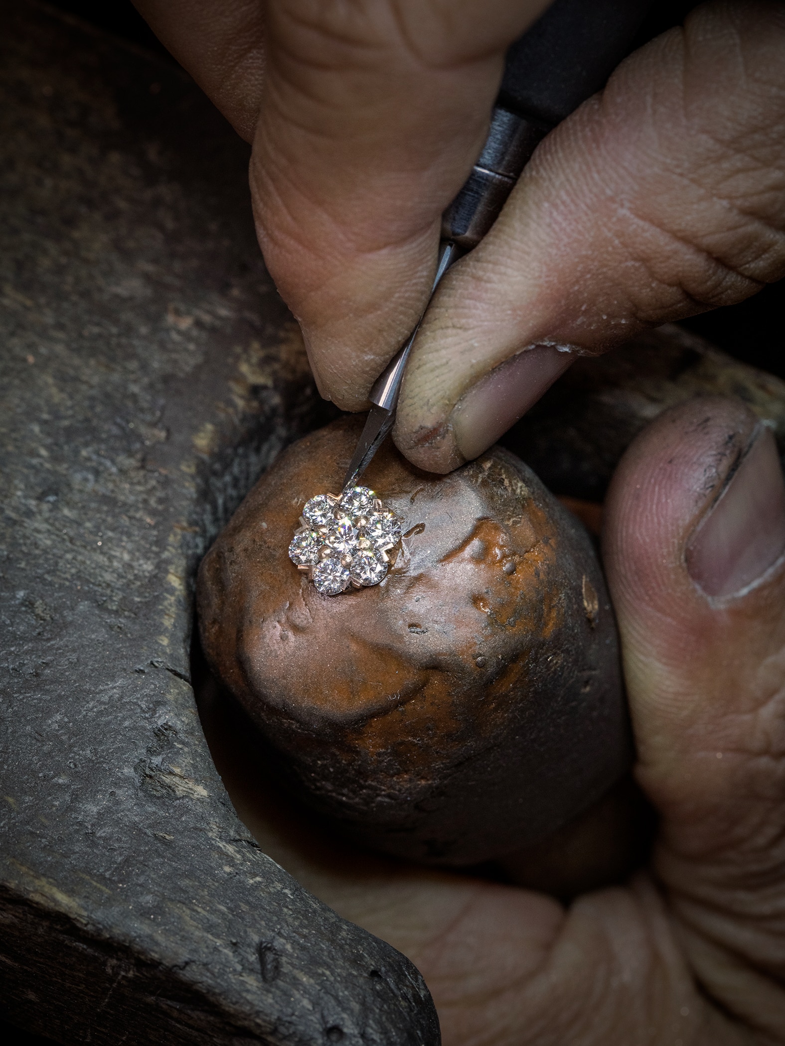 Jewelry work, setting the diamonds on the Fleurette rose gold pendant. Fleurette Collection, Van Cleef & Arpels.