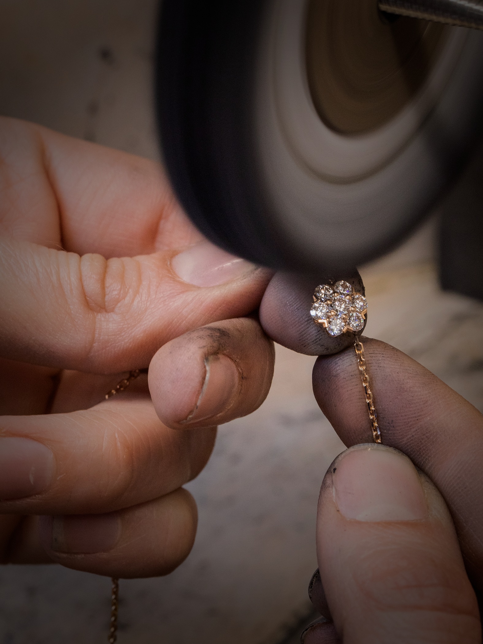 Final polishing of the Fleurette rose gold pendant. Fleurette Collection, Van Cleef & Arpels.