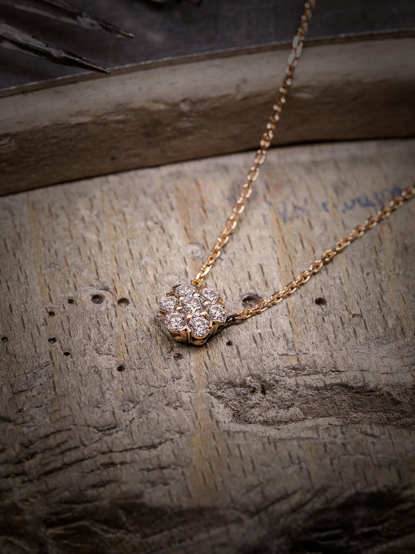 Quality control on the Fleurette rose gold pendant. Fleurette Collection, Van Cleef & Arpels.